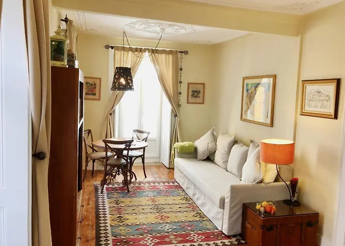 Remodeled Historic Apartment In Bairro Alto